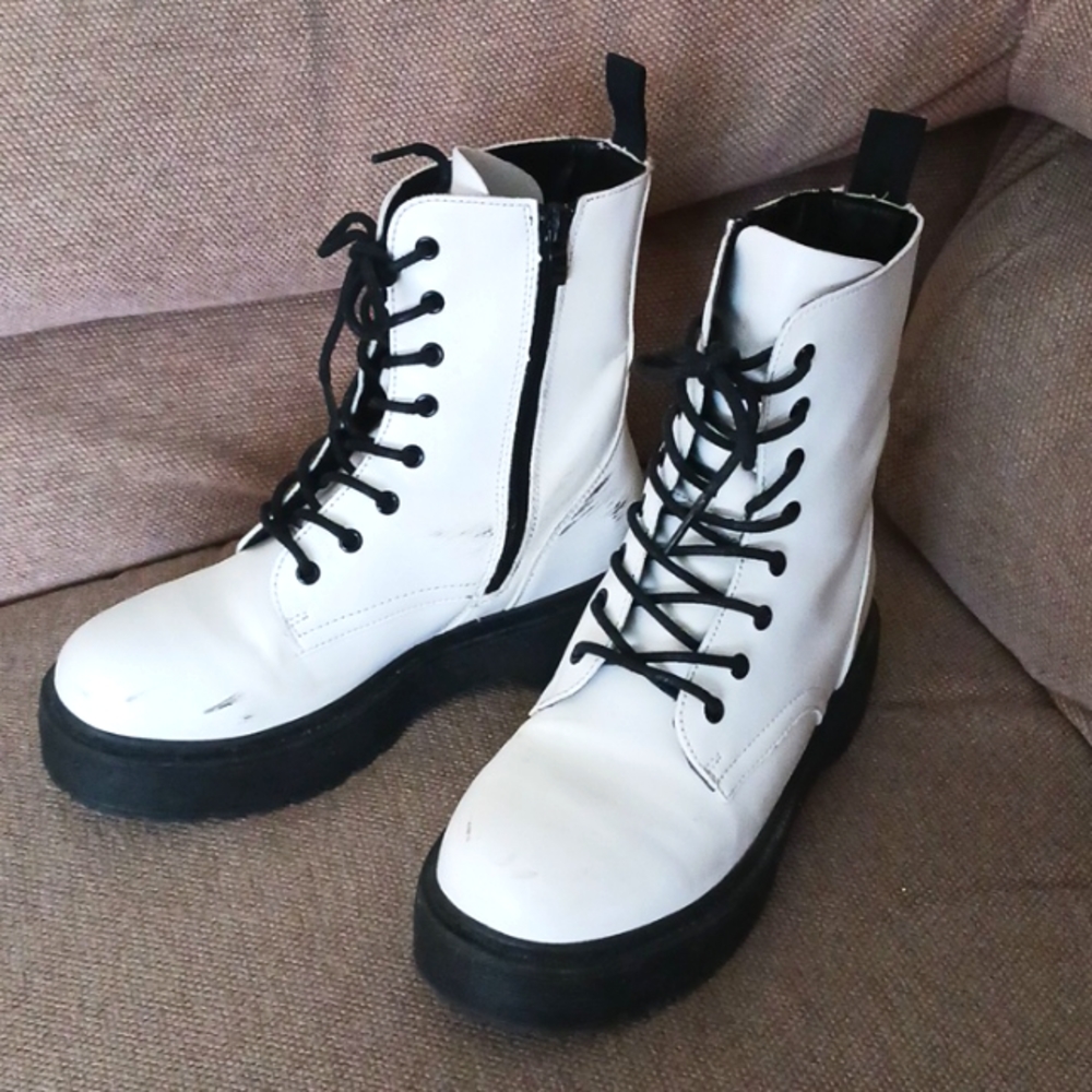 Rue 21 white ankle boots size 7